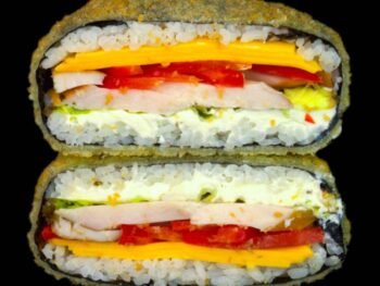 SUSHI BURGER KURCZAK I TABIKO - 1 sztuka 200g.
